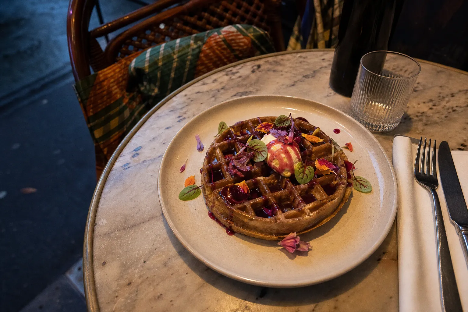 Brunch afro à Passy : les faux pas d'une invitée surprise
