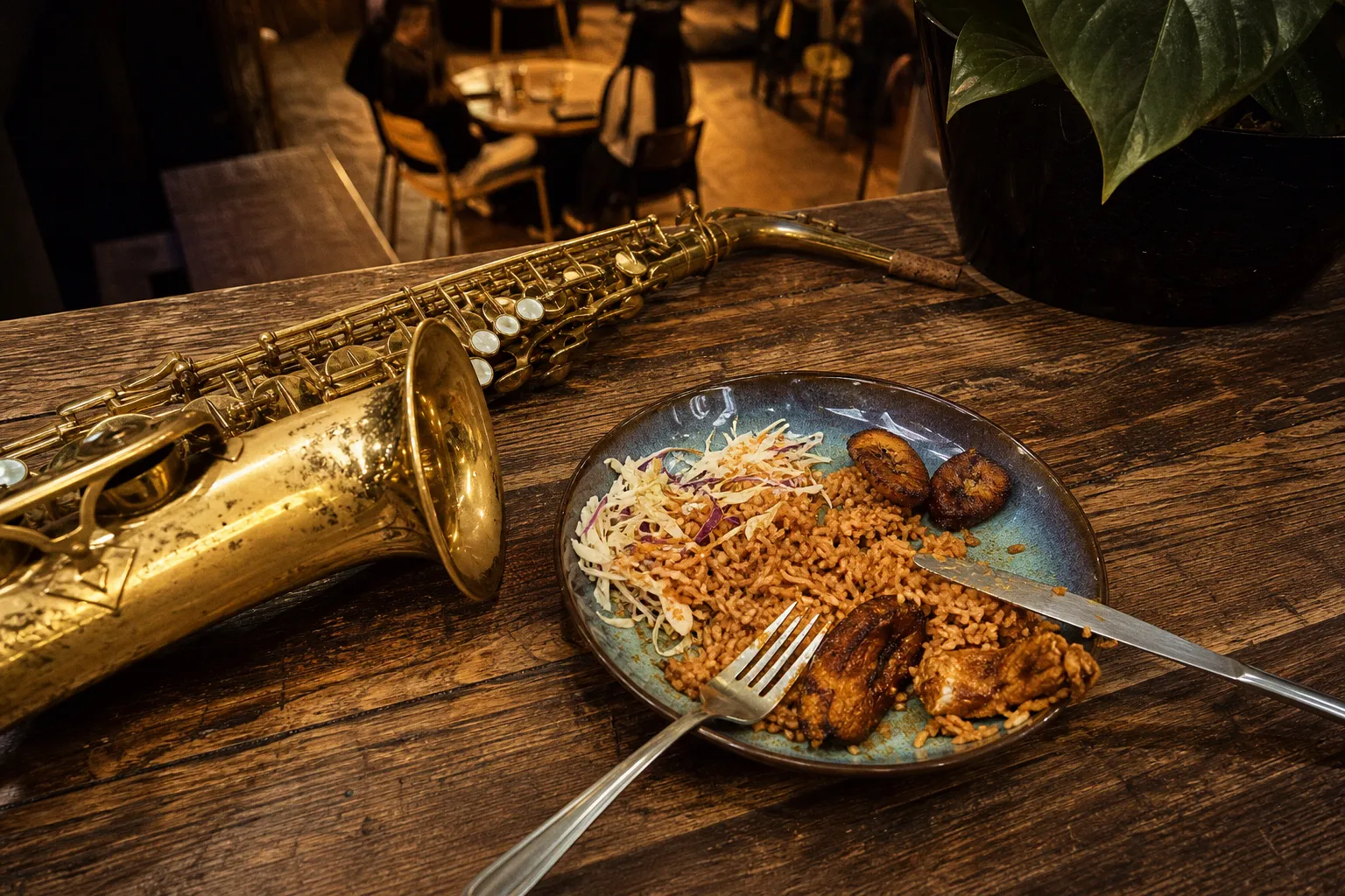 Live band ou DJ set : quel rythme pour un brunch afro ?